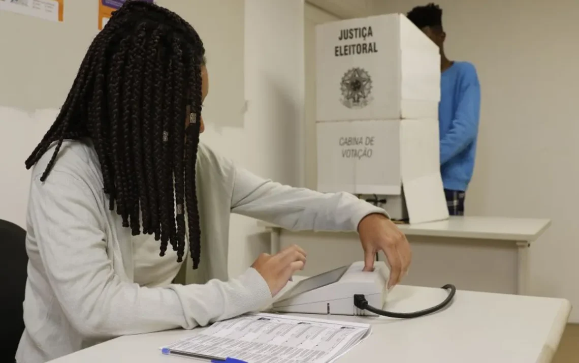 mesas, receptoras de votos, mesas eleitorais, mesas de votação, pessoas responsáveis pelas urnas, recepção de votos;