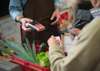 caixa de supermercado, operadora de caixa, atendente de caixa;